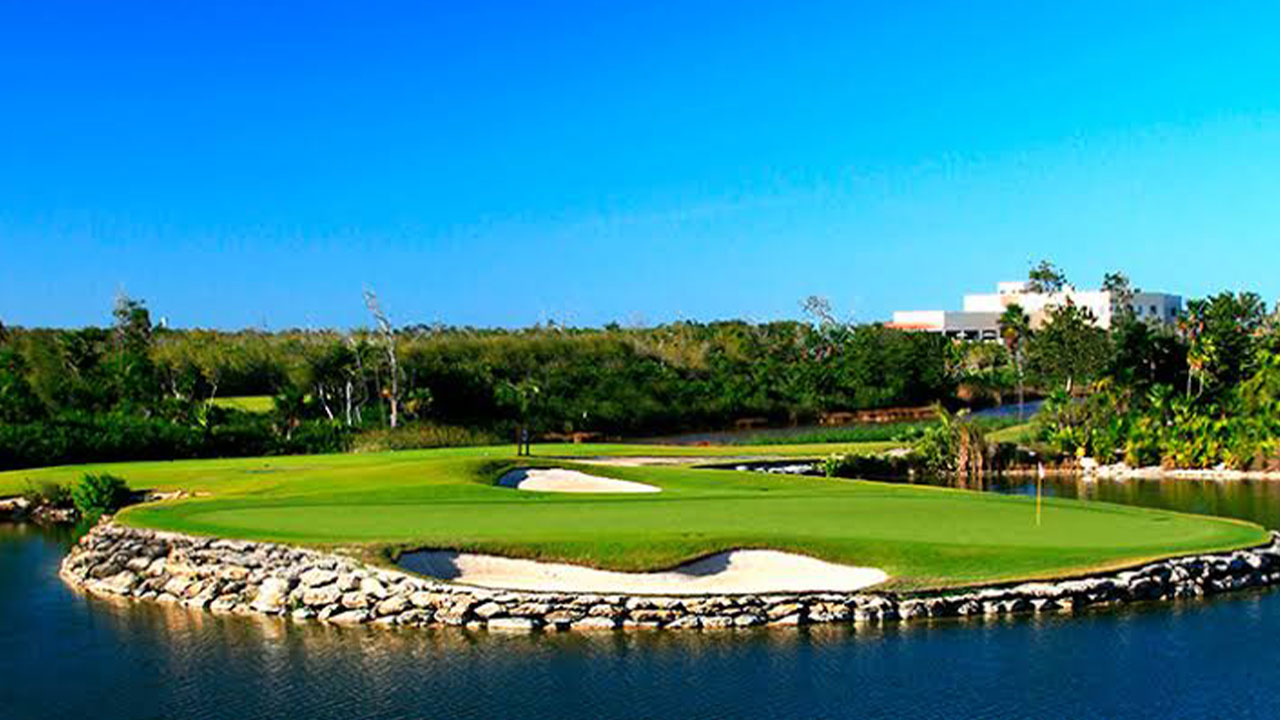 Superan a campos de golf del Caribe Mexicano