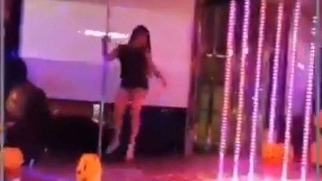 Mujer baila en table dance "Un violador en tu camino" (video)