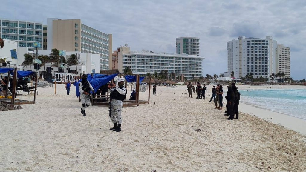 Con apoyo de los tres niveles de gobierno liberan el paso en playa gaviota azul - Quintana Roo Hoy
