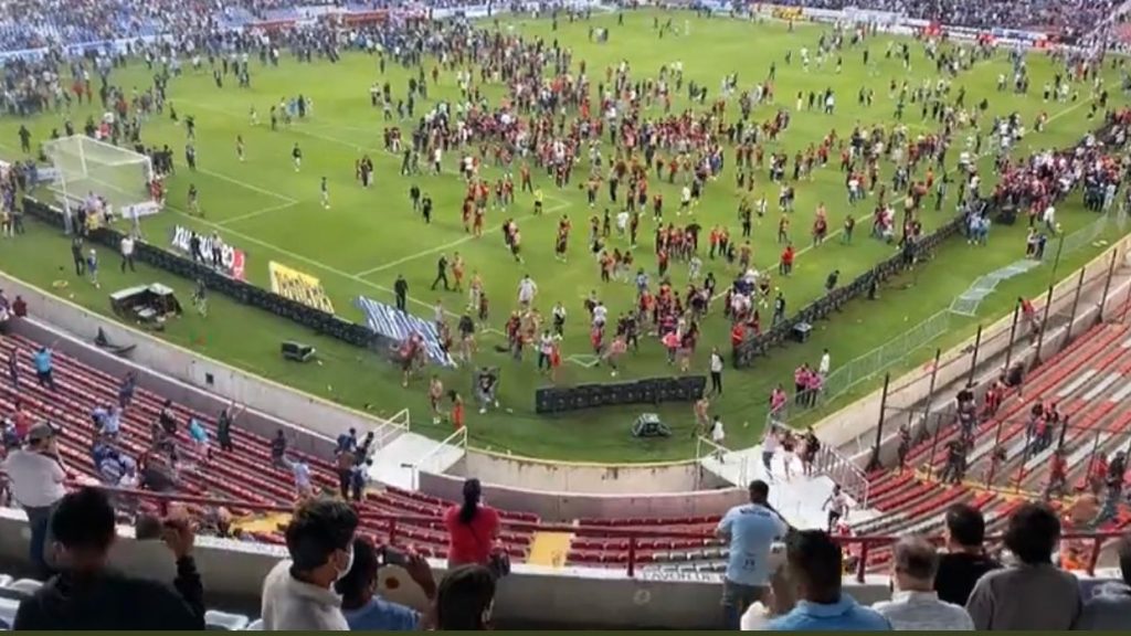 Abren investigación tras riña entre aficionados de Querétaro y Atlas ...