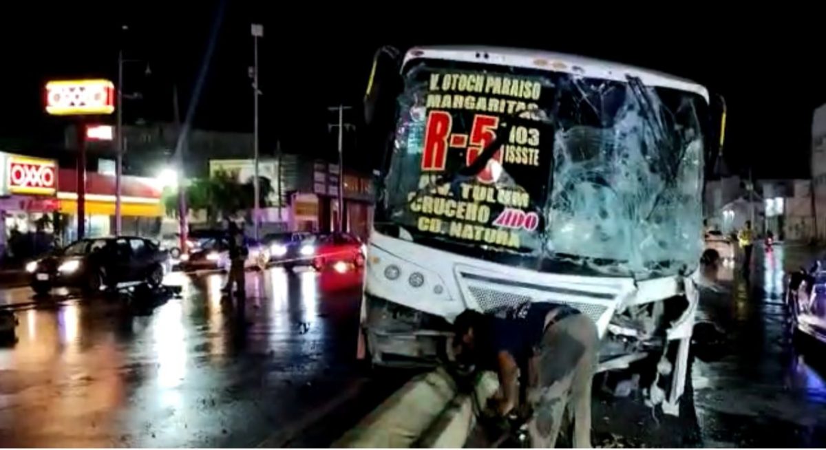 Chofer de la ruta 5 causa destrozo en la Av López Portillo Quintana Roo Hoy Chofer de la ruta 5 causa destrozo en la Av López Portillo Quintana Roo Hoy