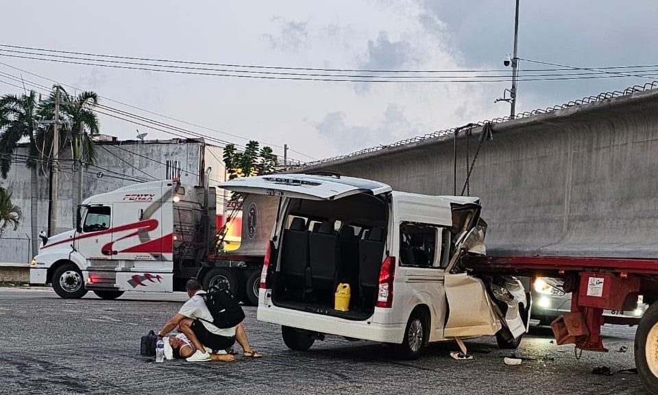 Deja a dos personas lesionadas choque de combi con viga de concreto en