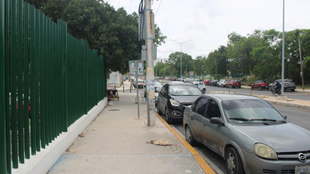 Usuarios de clínicas y hospitales en Cancún denuncian invasión de