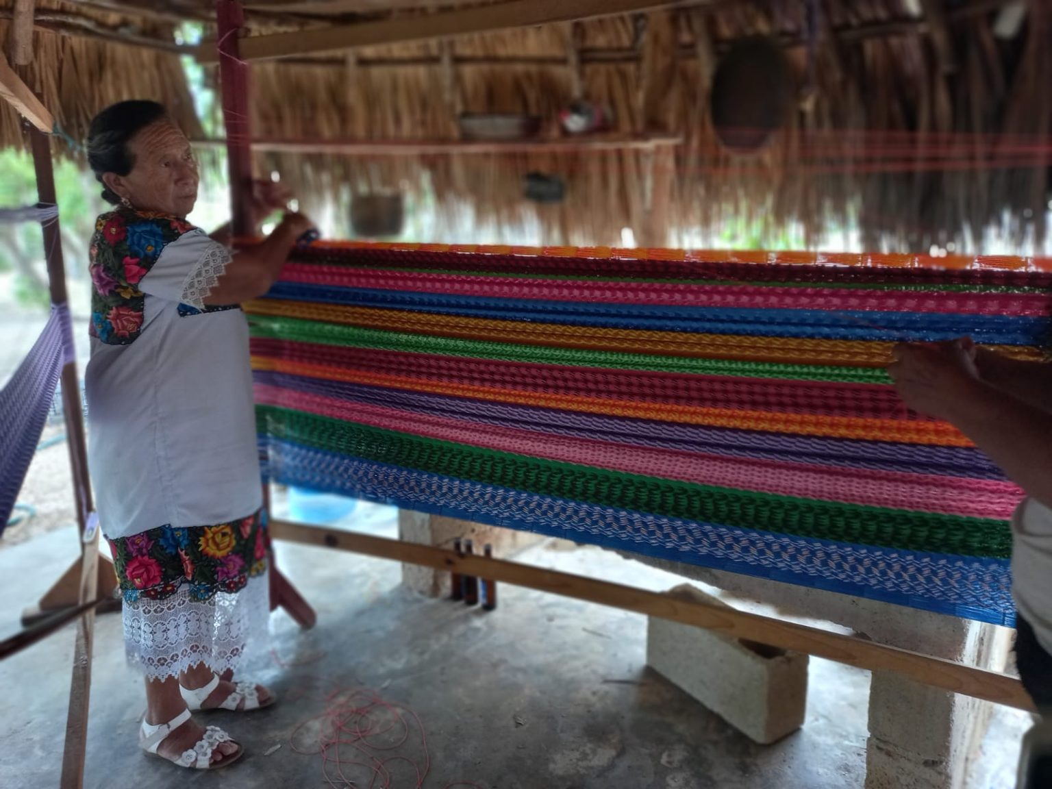 Maestra artesana de Quintana Roo enseña el arte ancestral de urdir ...