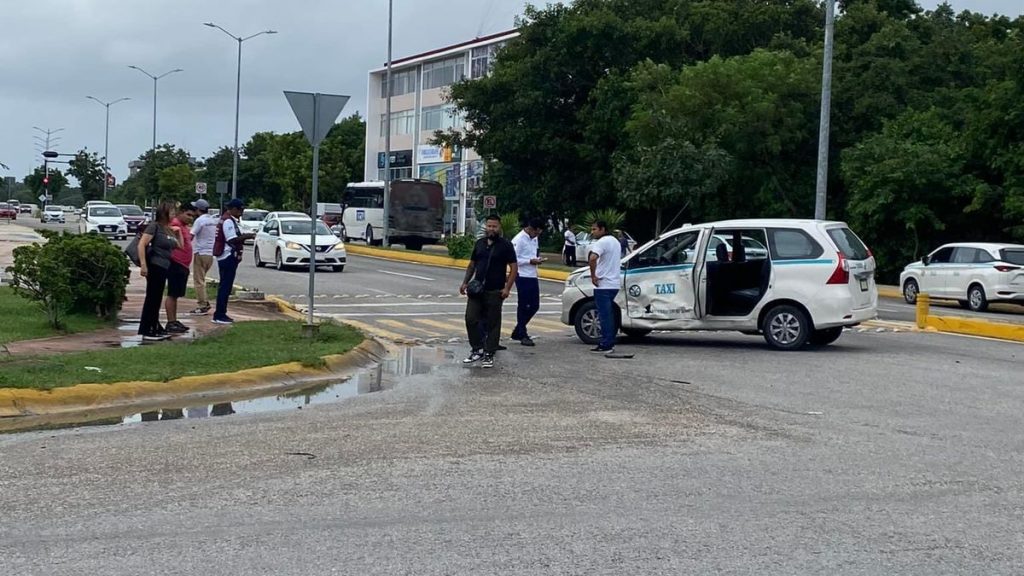 Conductor se ‘vuela’ el alto y choca contra un taxi en Playa del Carmen