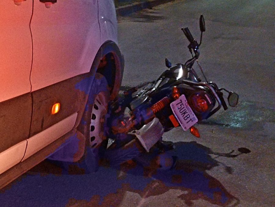 Motociclista se vuela el alto y se estrella contra una urvan en Chetumal